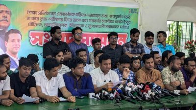 সংবাদ সম্মেলনে ছাত্রলীগের নেতাকর্মীরা