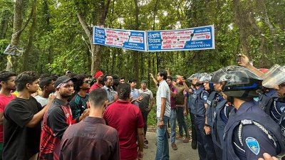 মহাসড়কে যাওয়ার পথে আন্দোলনকারীদের বাধা দেয় পুলিশ, সেখানেই বাধে সংঘর্ষ