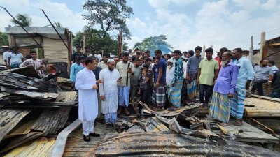 ঘটনাস্থল পরিদর্শন করেন স্থানীয় সংসদ সদস্য অ্যাডভোকেট নুর উদ্দিন চৌধুরী নয়ন (ছবি: বাংলা ট্রিবিউন)