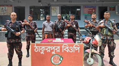 সোনাসহ গ্রেফতার আকরাম হোসেন (ছবি: বাংলা ট্রিবিউন)