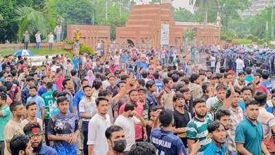 জাহাঙ্গীরনগর বিশ্ববিদ্যালয়ের সামনে ঢাকা-আরিচা মহাসড়কে শিক্ষার্থীদের অবস্থান