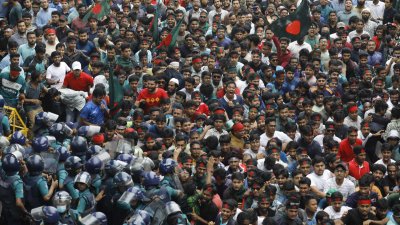শাহবাগে পুলিশের ব্যারিকেড ভেঙে কোটা আন্দোলনকারীদের অবস্থান (ছবি: সাজ্জাদ হোসেন)