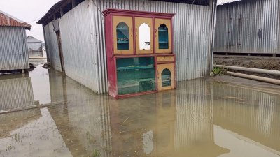 দুধকুমার নদের পানি কমতে থাকায় নাগেশ্বরী উপজেলার নিম্নাঞ্চলের বাড়িঘর থেকে পানি নামতে শুরু করেছে