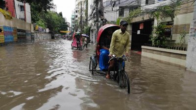 সকাল থেকে ভারী বৃষ্টিতে অল্প সময়ে ডুবে যায় রাজধানীর বহু এলাকা  ছবি: নাসিরুল ইসলাম