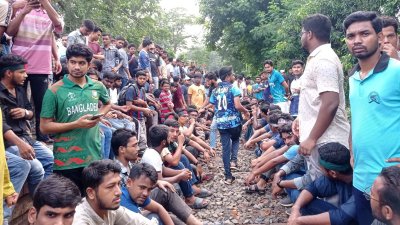 রাজশাহী থেকে ঢাকাগামী রেলপথ অবরোধ করেন শিক্ষার্থীরা