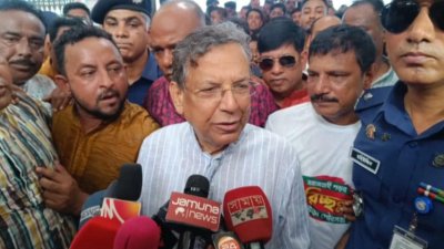 সাংবাদিকদের প্রশ্নের জবাবে আইনমন্ত্রী আনিসুল হক (ছবি: বাংলা ট্রিবিউন)