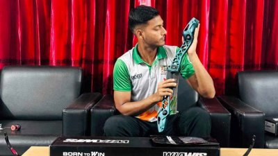 নতুন ধনুক নিয়ে সাগর।
