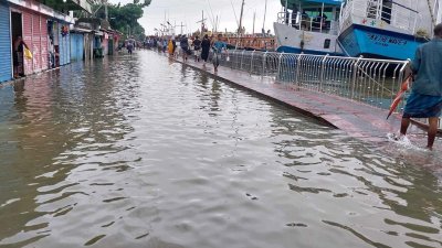 এক রাতেই সুরমা নদীর পানি বেড়েছে ৩৭ সেন্টিমিটার (ছবি: বাংলা ট্রিবিউন)