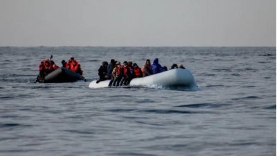 ভূমধ্যসাগরে অভিবাসনপ্রত্যাশীদের বহনকারী নৌকার প্রতীকী ছবি: রয়টার্স
