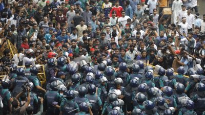 গত বৃহস্পতিবার মুখোমুখি অবস্থানে পুলিশ ও কোটা আন্দোলনকারীরা, ছবি: সাজ্জাদ হোসেন