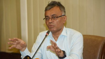 গণমাধ্যমের সঙ্গে কথা বলছেন ঢাকা দক্ষিণ সিটি করপোরেশনের (ঢাদসিক) প্রধান নির্বাহী কর্মকর্তা মো. মিজানুর রহমান