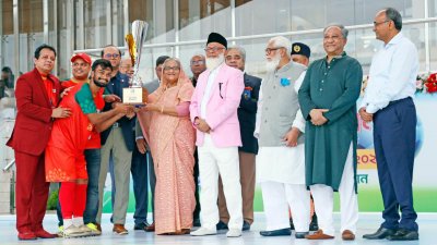 প্রধানমন্ত্রী শেখ হাসিনার কাছ থেকে ট্রফি গ্রহণ করেন ইসলামী ব্যাংকের কর্মকর্তারা