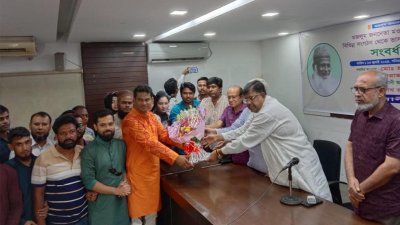 নতুন নেতাকর্মীদের ফুল দিয়ে বরণ করে নেওয়া হয়