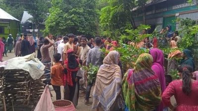 নিহতের বাড়িতে স্থানীয়দের ভিড় (ছবি: বাংলা ট্রিবিউন)