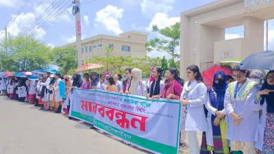 সাতক্ষীরা-কালিগঞ্জ সড়ক বন্ধ করে মানববন্ধন করেছেন শিক্ষার্থীরা