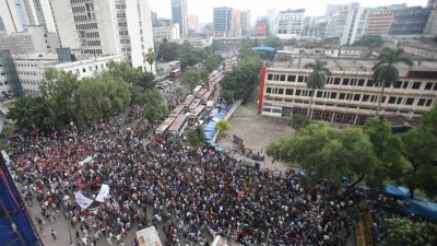কোটা আন্দোলনকারীদের অবস্থানের কারণে যান চলাচল বন্ধ হয়ে যায় গুলিস্তানে (ছবি: নাসিরুল ইসলাম)