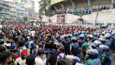 বঙ্গবন্ধু স্কয়ার মোড়ে অবস্থান করছেন শিক্ষার্থীরা