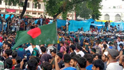 জিরো পয়েন্টে পুলিশের ব্যারিকেডের বাধার মুখে আন্দোলনকারী শিক্ষার্থীরা  ছবি: আবিদ হাসান