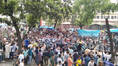 পুলিশের বেরিকেড ভেঙে বেরিয়ে যাচ্ছেন শিক্ষার্থীরা