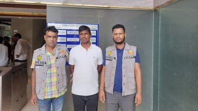 ডিবি হেফাজতে গ্রেফতার ব্যক্তি