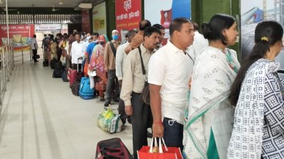 বেনাপোল চেকপোস্টে যাত্রীদের দীর্ঘ সারি (ছবি: বাংলা ট্রিবিউন)