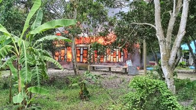 আসামিদের বাড়িতে অগ্নিসংযোগ (ছবি: বাংলা ট্রিবিউন)