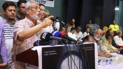 আলোচনা সভায় বক্তব্য রাখছেন জাপা চেয়ারম্যান গোলাম মোহাম্মদ কাদের