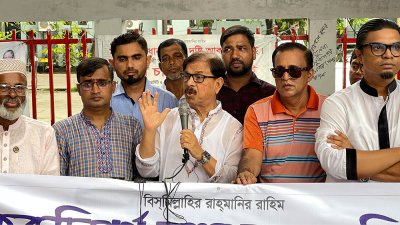মানববন্ধনে বক্তব্য রাখছেন মাহমুদুর রহমান মান্না