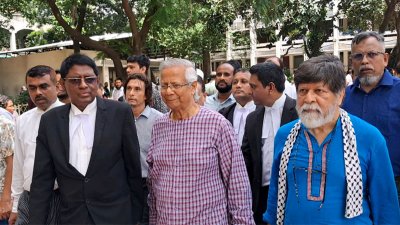 আদালত চত্বরে ড. ইউনূস (ছবি: নাসিরুল ইসলাম)
