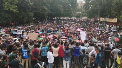সন্ত্রাসবিরোধী রাজু ভাস্কর্যের পাদদেশে সমাবেশে শিক্ষার্থীরা (ফাইল ছবি)