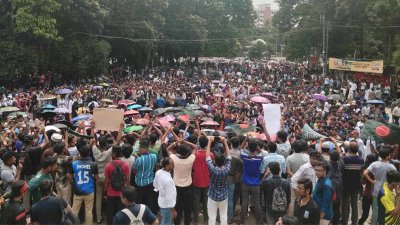 সন্ত্রাসবিরোধী রাজু ভাস্কর্যের পাদদেশে সমাবেশে শিক্ষার্থীরা