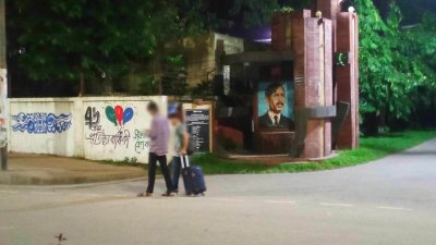 আতঙ্কে হল ছাড়ছেন অনেকে