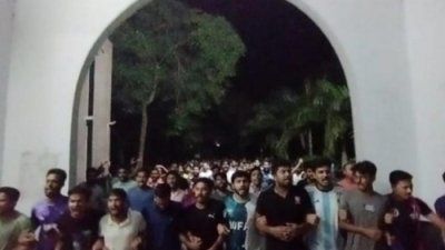 রবিবার দিবাগত মধ্যরাতে ইসলামী বিশ্ববিদ্যালয়ে ক্যাম্পাসে বিক্ষোভ করেন শিক্ষার্থীরা