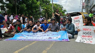 আন্দোলনের কর্মসূচি অব্যাহত রেখেছেন শিক্ষার্থীরা (ছবি: বাংলা ট্রিবিউন)