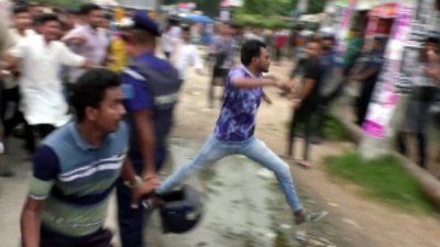 কোটাবিরোধী শিক্ষার্থীদের কয়েক দফা ধাওয়া দেন ছাত্রলীগ নেতাকর্মীরা