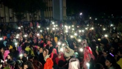 বিক্ষোভ করছেন রাজশাহী বিশ্ববিদ্যালয়ের শিক্ষার্থীরা