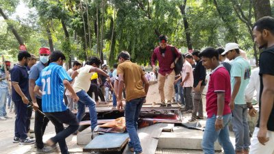 আন্দোলনকারী ও ছাত্রলীগের ধাওয়া-পাল্টা ধাওয়া (ছবি: আরমান ভূঁইয়া)