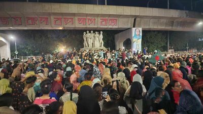 রাজু ভাস্কর্যের সামনে শিক্ষার্থীদের বিক্ষোভ (ছবি: নাসিরুল ইসলাম)