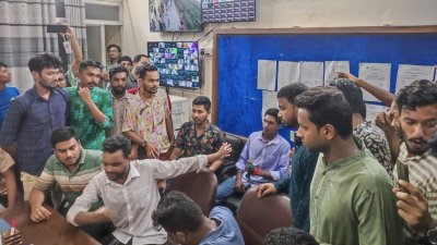 চবি ছাত্র আন্দোলনের সহ-সমন্বয়ক তালাত মাহমুদ রাফিকে প্রক্টর অফিসে আটকে রাখেন ছাত্রলীগ নেতাকর্মীরা