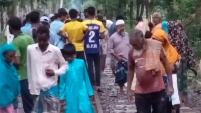 ঘটনাস্থলে স্থানীয়রা