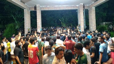 জাবির রবীন্দ্রনাথ হলের সামনে কোটা সংস্কার আন্দোলনকারীদের বিক্ষোভ