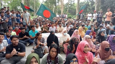 প্যারিস রোডে শিক্ষার্থীরা