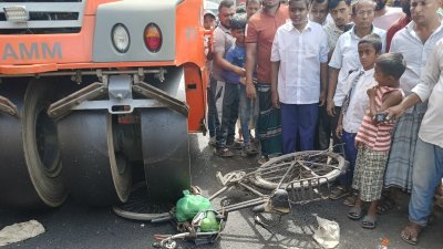 রোলারের নিচে পল্লি চিকিৎসকের সাইকেল