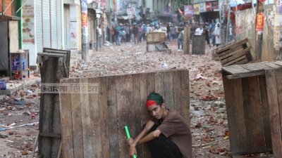 কোটা আন্দোলন ঘিরে রণক্ষেত্র হয়ে ওঠে রাজধানীর বিভিন্ন এলাকা (ছবি: নাসিরুল ইসলাম)