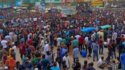 নগরীর টাউনহল মোড় এলাকা অবরোধ করেন শিক্ষার্থীরা