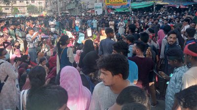 জগন্নাথ বিশ্ববিদ্যালয়ের প্রধান ফটকে আন্দোলনকারীরা