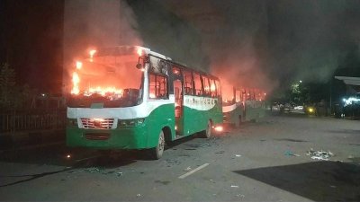 আগুন লাগা দুটি বাস