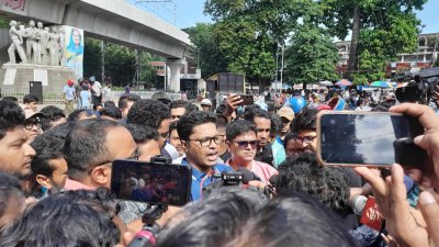 সাংবাদিকদের সঙ্গে কথা বলেন বাংলাদেশ ছাত্রলীগের সাধারণ সম্পাদক শেখ ওয়ালী আসিফ ইনান (ছবি: কবির হোসেন)