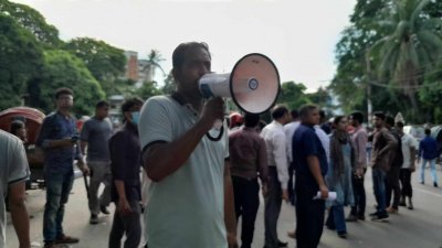 বহিরাগতদের ক্যাম্পাস ছাড়তে প্রক্টরিয়াল টিমের মাইকিং (ছবি: আবিদ হাসান)