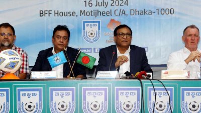 সংবাদ সম্মেলনের মুহূর্ত।